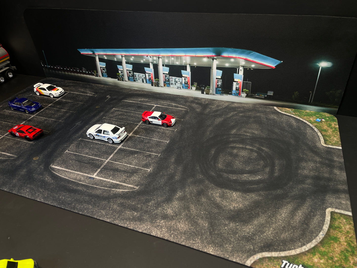 Gas Station Night Background 70 x 17,5cm diecast matt diorama